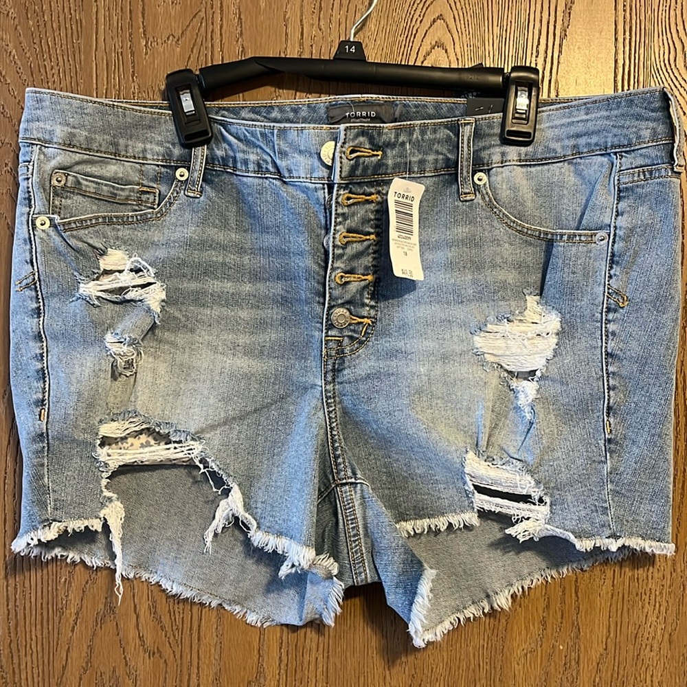 NWT Torrid Distressed Denim Shorts Size 18 Button-Up